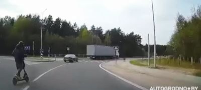 Превью фото к статье "Хотел остановить, но он не остановился": в Гродно самокатчик устроил хаос на кольце. Видео...