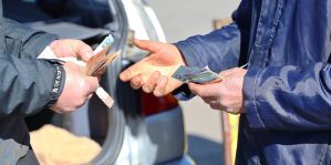 Россиянам могут разрешить рассчитываться с белорусами за машины наличкой