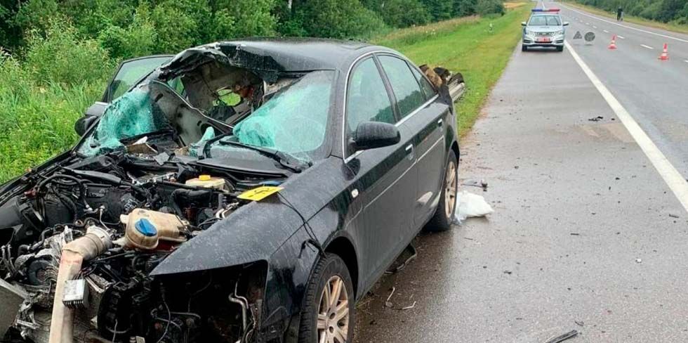 Посреди дня водитель AUDI уснул за рулем и съехал с дороги: случай в Сморгонском районе