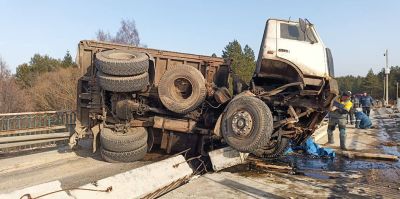 У МАЗа лопнуло колесо прямо на мосту через Неман, где идет капитальный ремонт. Грузовик опрокинулся