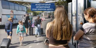 "Съездили за день 8 раз". Репортаж с польской границы, где продавали выезд без очереди