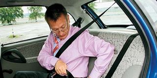 Может ли водитель такси отказать в поездке, если пассажир не пристегнулся?