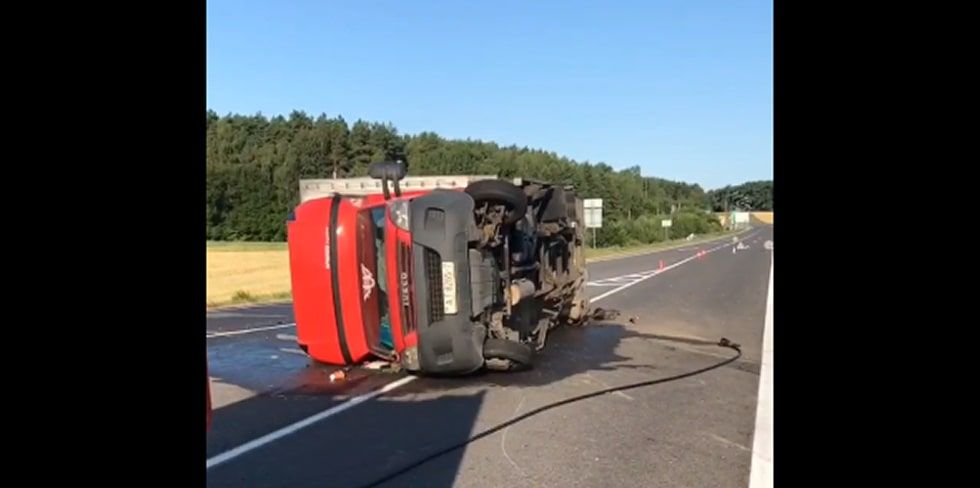 На М6 у Iveco лопнуло колесо. "Лопни оно на несколько секунд раньше – грузовик мог свалиться на нижний уровень дороги"