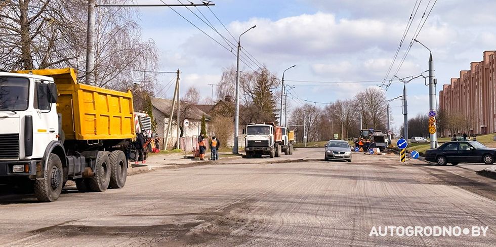 Коммунальщики просят не парковать транспорт на участках дорог, где проходит ремонт. Что отремонтируют в Гродно на этой неделе?