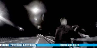 "Не совершайте глупость. Держи-держи ее": девушка хотела спрыгнуть с моста на трассе М6. Ее спасли милиционеры