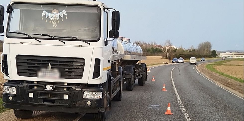 Водитель МАЗа не заметил велосипед на утренней дороге. С травмами велосипедиста доставили в больницу