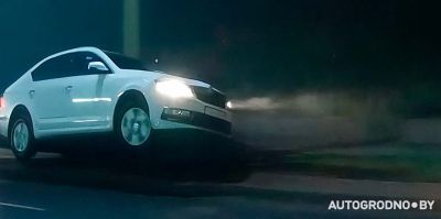 В Гродно на Мостовой жестко занесло Skoda. Почему? Видео