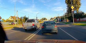 Нарушение ПДД в Лиде попало на видео. Автор: "Проезжать перекрестки вот так стало нормой?"