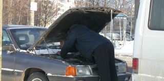 Чем для двигателя опасен долгий прогрев на стоянке: технический аспект