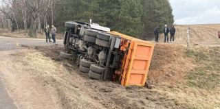 В Мостовском районе опрокинулся грузовик с песком