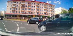 "Водитель напрягся и был готов к удару". На полукольце возле танка в Гродно вновь чуть не произошла авария. Видео