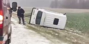 На трассе М6, вблизи деревни Бали, МАЗ неудачно опередил автобус. Девушка-пассажирка в больнице