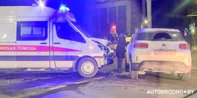 В Гродно регистратор заснял момент ДТП со "скорой" – случай на Горького