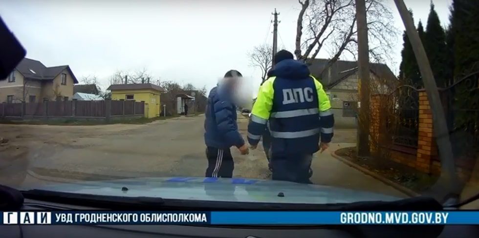 К двум часам дня распили в гараже со знакомым литр водки. В Гродно остановили пьяного скутериста