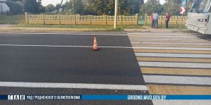 Не успел притормозить водитель автобуса, а паренек на зебре оказался под колесами совсем другого автомобиля