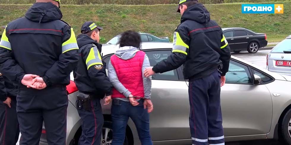 В Гродно, прямо во время рейда ГАИ и телевизионщиков, задержали пьяную женщину-водителя