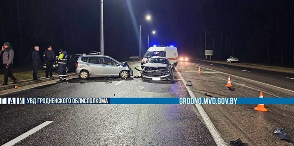 На Янки Купалы в Гродно водитель Peugeot выехал на встречку. Итог – столкнулись 3 авто, пострадали 2 человека