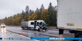 Бус остался почти без кабины на трассе М6 "Минск - Гродно". В ГАИ рассказали подробности инцидента