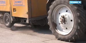 100 человек и 16 единиц техники приводят дороги в Гродно в порядок. Разметку ночью пока не наносят: холодно