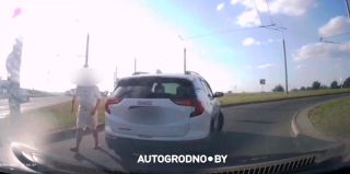 На Славинского водителя GMC не впустили в полосу. И тут началось