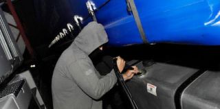 Мужчина сливал по ночам топливо из фур в таком объеме, чтобы дальнобойщики не догадались о краже