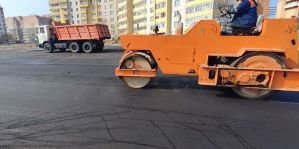 Катают асфальт на Девятовке, укладывают плитку на Белуша. Свежие фото от коммунального хозяйства Гродно
