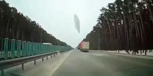 На М6 с грузовика упал лед – повреждены автомобили. Водитель-виновник, возможно, об этом даже не знает. Его ищет ГАИ