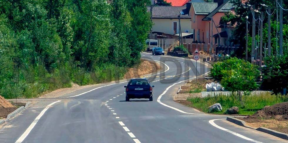 В поселке Южный заасфальтировали одну из главных улиц. Но ограничили скорость и установили "лежачие". Фотофакт