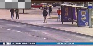 Как в Гродно один подросток у другого "электронку" украл. Средь бела дня прямо на остановке