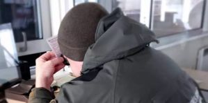 Белорус ехал в Литву пассажиром и показал пограничникам поддельные "права". Дальнобойщиком ему теперь не работать