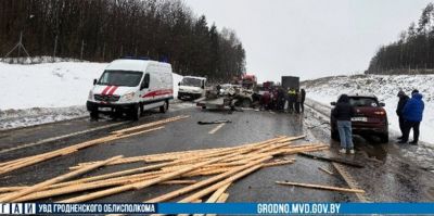 Под Зельвой легковушка вылетела на встречку и столкнулась с "Уралом": пострадали два человека
