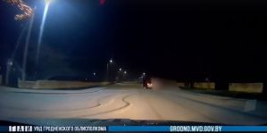 1 января в Коптевке легковушка "дала угла" на глазах у инспекторов. Кто в машине? За рулем – пьяный, рядом – трезвый