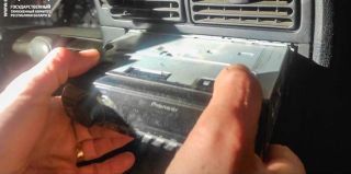 Мужчина ехал из Польши в Беларусь и сделал небольшой тайник за магнитолой: может лишиться автомобиля