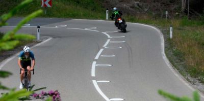 В Чехии тестируют новую разметку для мотоциклистов: угадайте, как она работает