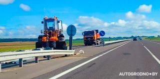 У поворота на Бали на М6 начинают восстанавливать ограждение, о которое разбился парень из Гродно