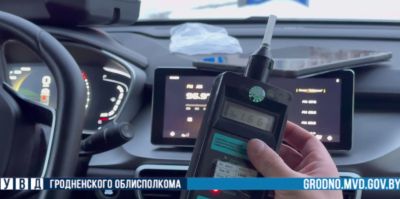 Пешеходам-нарушителям в Гродно предлагают дунуть в алкотестер. ГАИ проводит профилактическое мероприятие