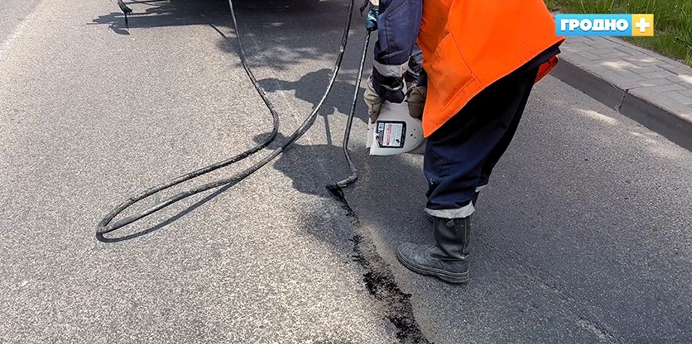 В Гродно на Весенней заделывают трещины в асфальте. Куда пойдут дальше?