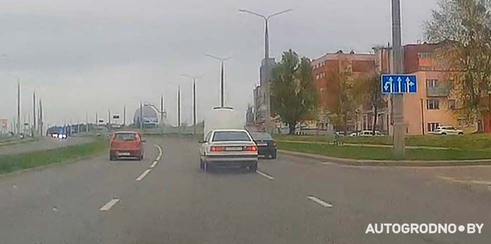 "Это было очень опасно": в Гродно на ходу у AUDI открылась крышка капота