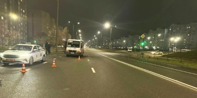 Маршрутка поворачивала на улицу Южную и сбила женщину на переходе. ДТП в Гродно