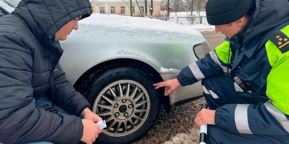 За какие зимние шины можно получить штраф, рассказали в ГАИ Беларуси