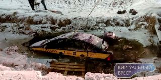 "Все, на рынок": в Бресте 4 внедорожника тянули из канавы авто такси