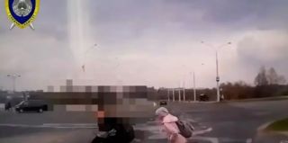 Жуткие кадры из Минска: дети побежали на красный свет и ударились о машину