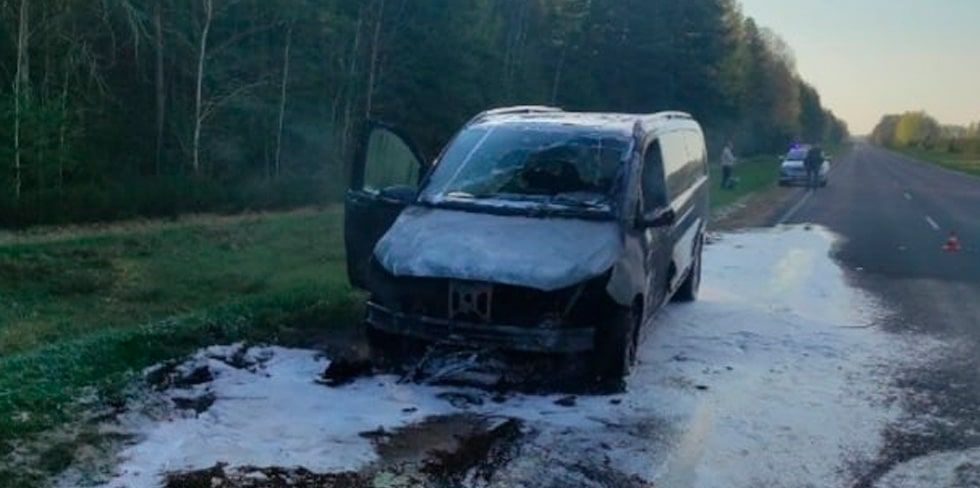 Еще один Mercedes загорелся во время движения на трассе в Гродненской области