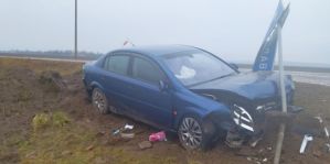 У Мостов водитель уснул за рулем, съехал в кювет и сбил дорожный знак