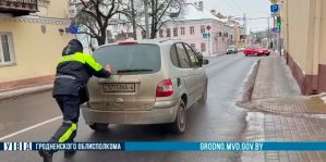 Сотрудники ГАИ Гродно засняли, как помогли водителю «закипевшего» автомобиля