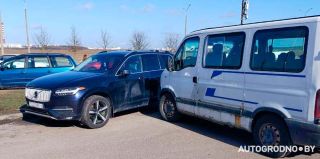 "Еще и дверью ударил": в Гродно покатившийся микроавтобус ударил Volvo – водитель спокойно уехал