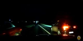 "Водитель такси! Останавливаемся! Будем применять оружие!" Пьяные супруги пытались уйти от преследования ГАИ под Несвижем