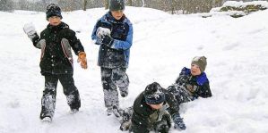 Дети играли в снежки – на авто осталась вмятина. Привлекут ли родителей к ответственности?