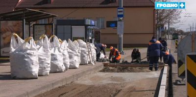 На остановке "Белкард" начали укладывать гранитную брусчатку