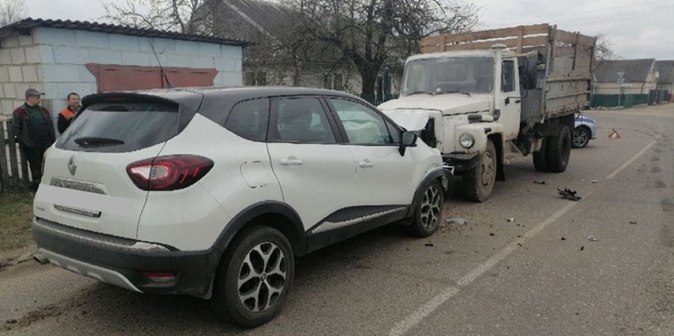 Водитель кроссовера выехал на встречку на небольшой улице Слонима и врезался в грузовик. От удара сработали подушки